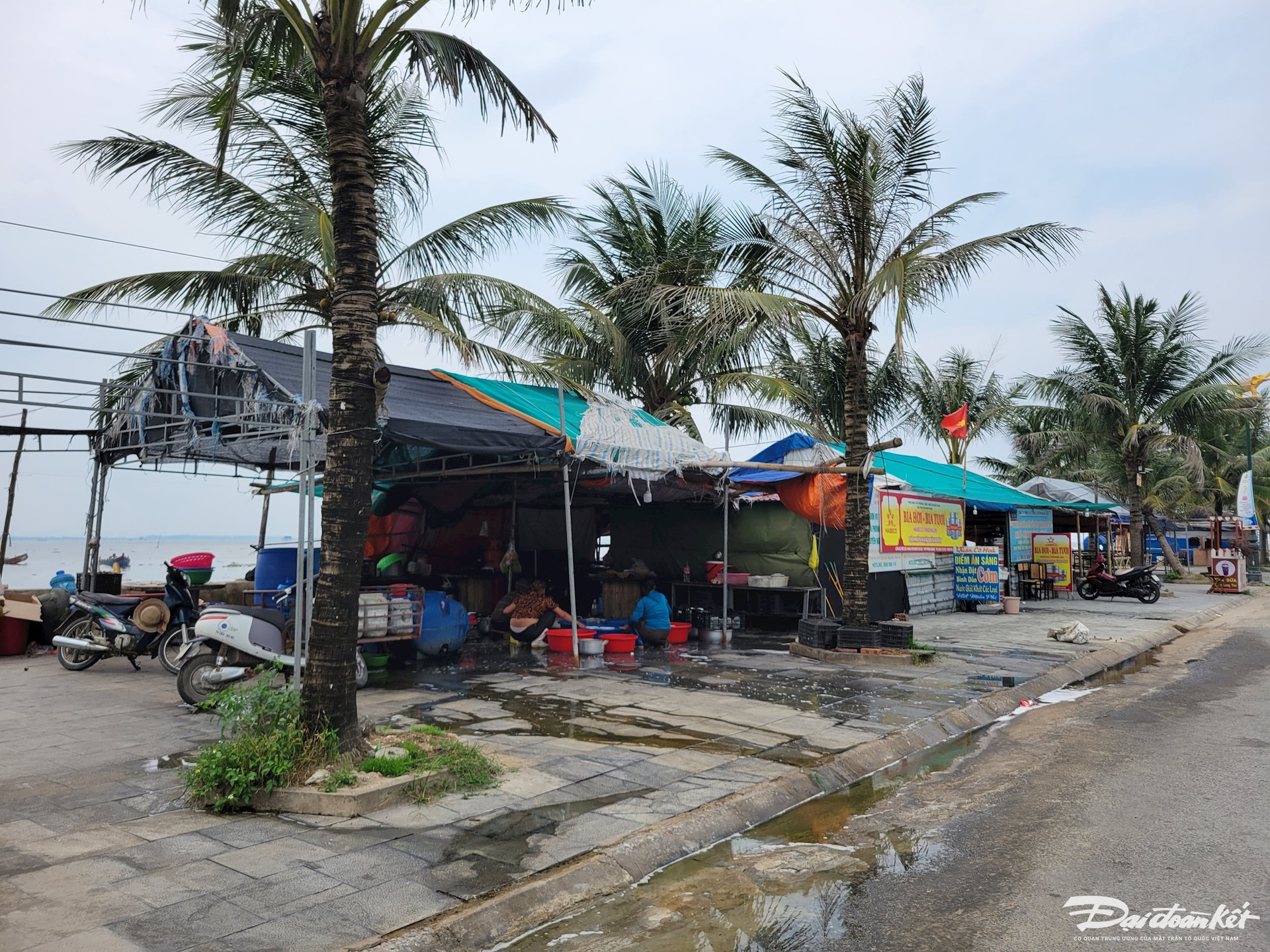 Vụ người dân lấn kè dựng lều lán trái phép: Huyện chỉ đạo 'nóng', xã nói... đang bận! - Ảnh 1.