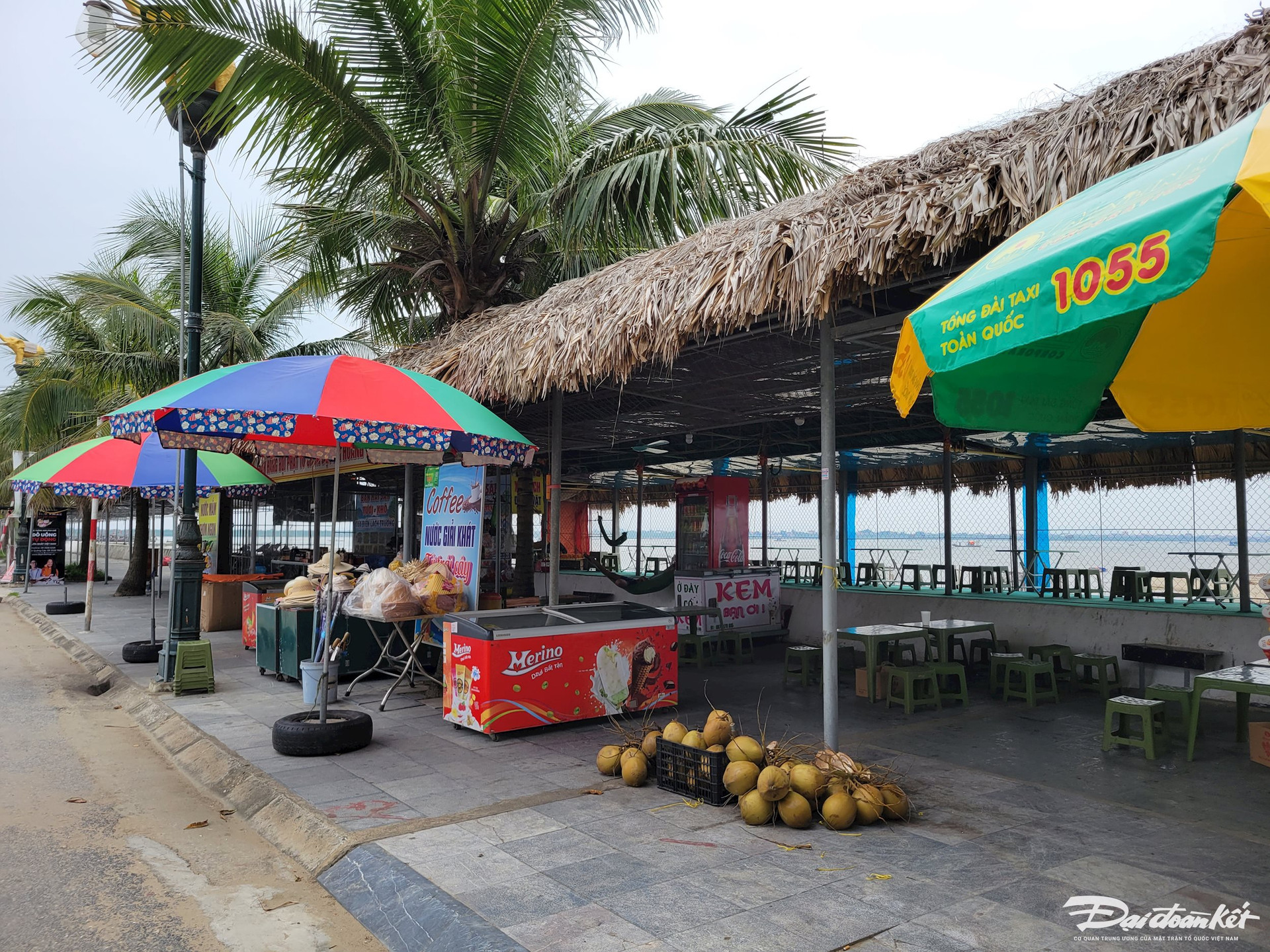 Vụ người dân lấn kè dựng lều lán trái phép: Huyện chỉ đạo 'nóng', xã nói... đang bận! - Ảnh 2.