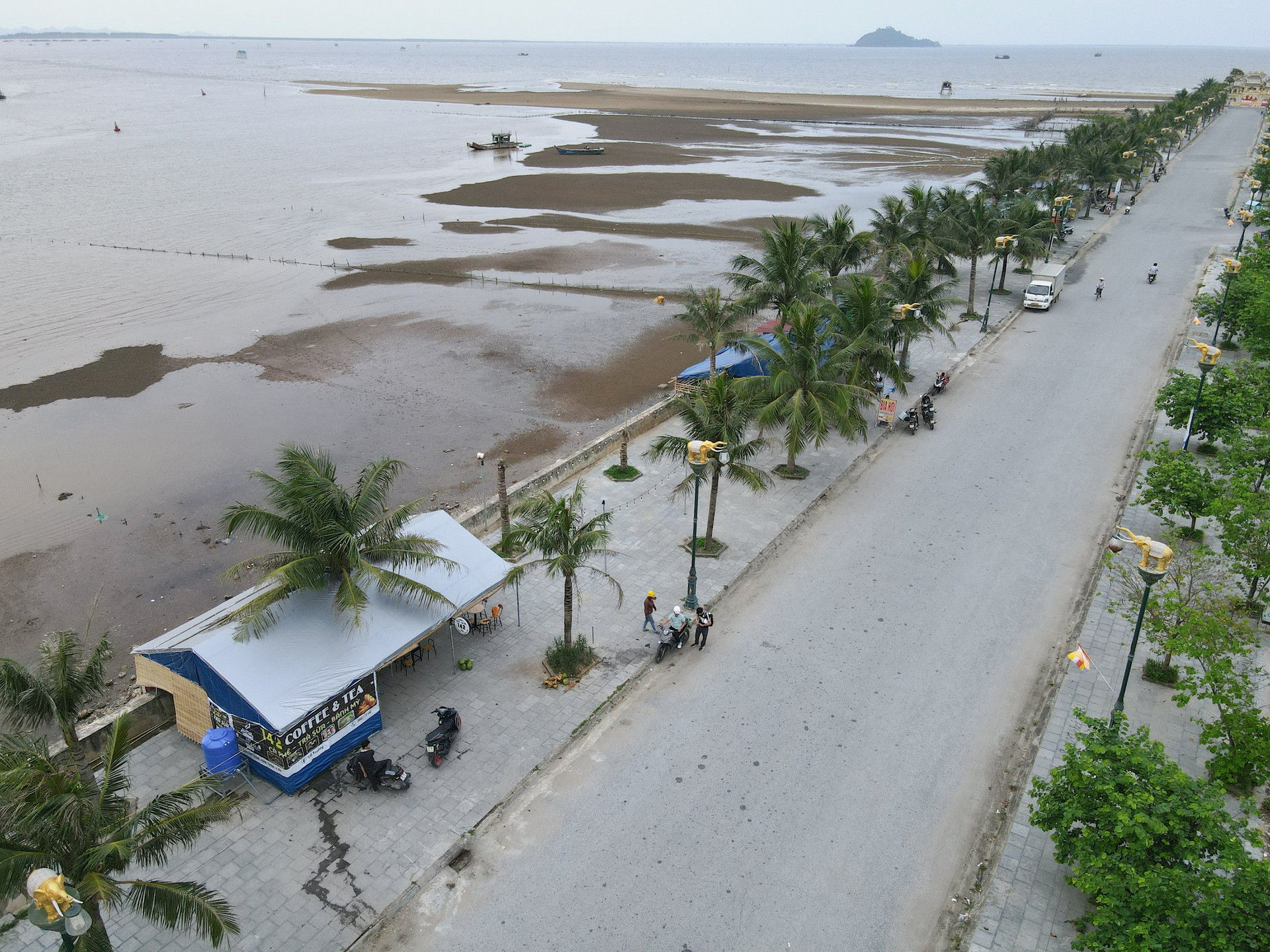 Vụ người dân lấn kè dựng lều lán trái phép: Huyện chỉ đạo 'nóng', xã nói... đang bận! - Ảnh 3.